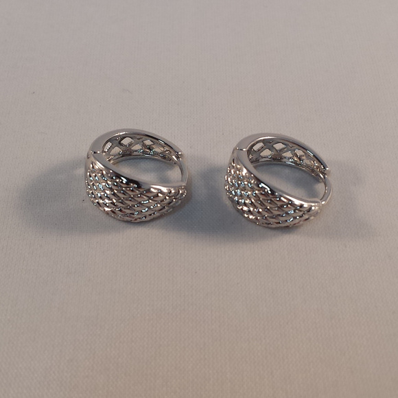 Mens 18K White Gold Filled Diamond Shape Carved Hoop Huggie Earrings 14mm Gift - Picture 4 of 6